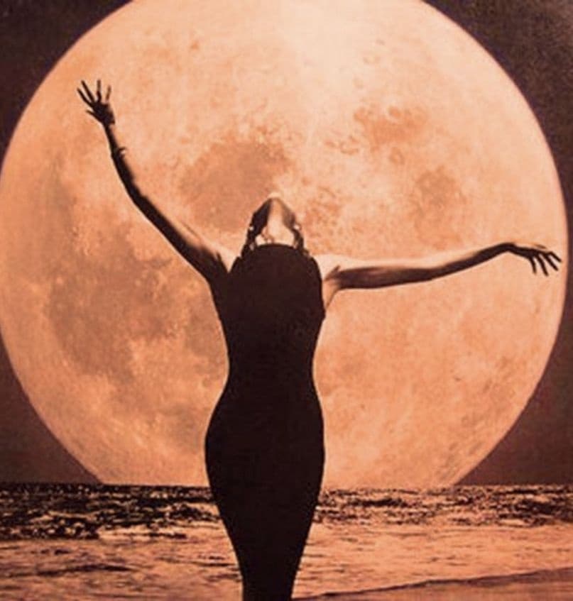 Yoga para mulheres, praia e lua cheia